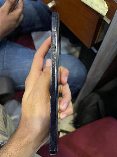 Tecno camon 20. back per bhi plastic lagi he, koi Screcht nahi he 3