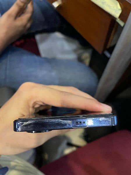 Tecno camon 20. back per bhi plastic lagi he, koi Screcht nahi he 4