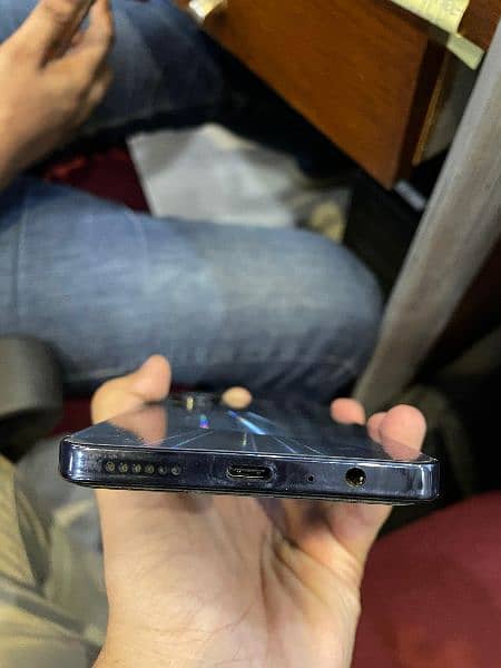 Tecno camon 20. back per bhi plastic lagi he, koi Screcht nahi he 5