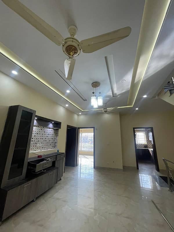 7Marla Beautiful House In Usman Block Double Unit 8