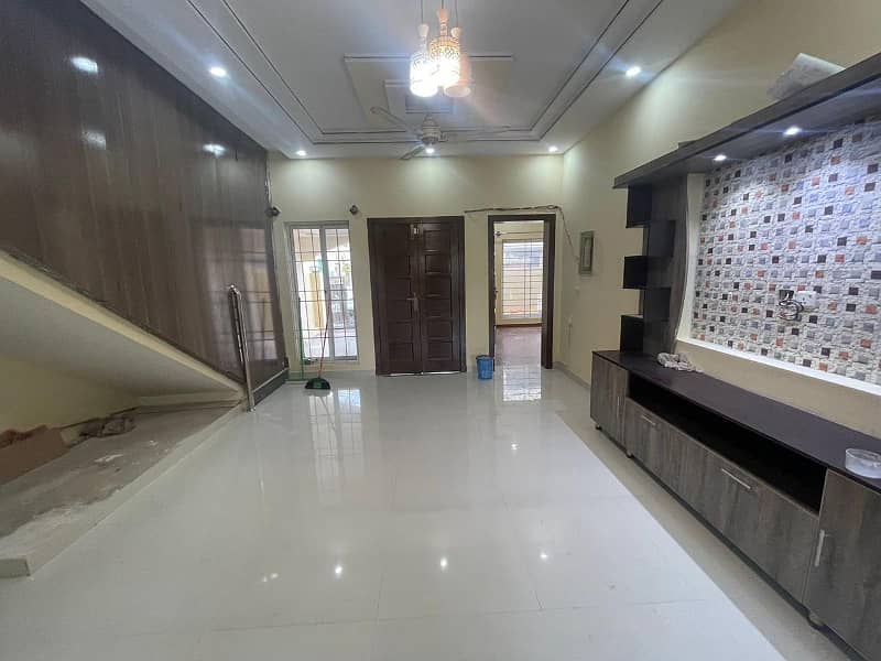 7Marla Beautiful House In Usman Block Double Unit 17