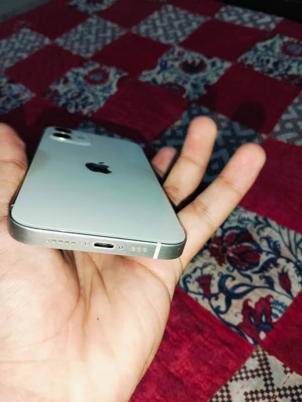 iphone 12 (10/10 4months sim time available 64gb Jv) 3