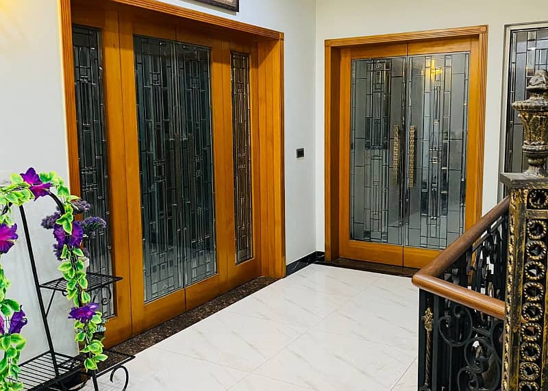 1 Kanal Full House Available For sale in air Avenue Lahore 6