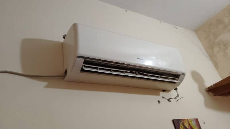 Gree DC inverter heat and cooling good condition 1.5 0