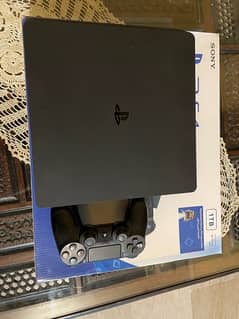 ps4 slim 1TB version with 2 CD and 1 remote