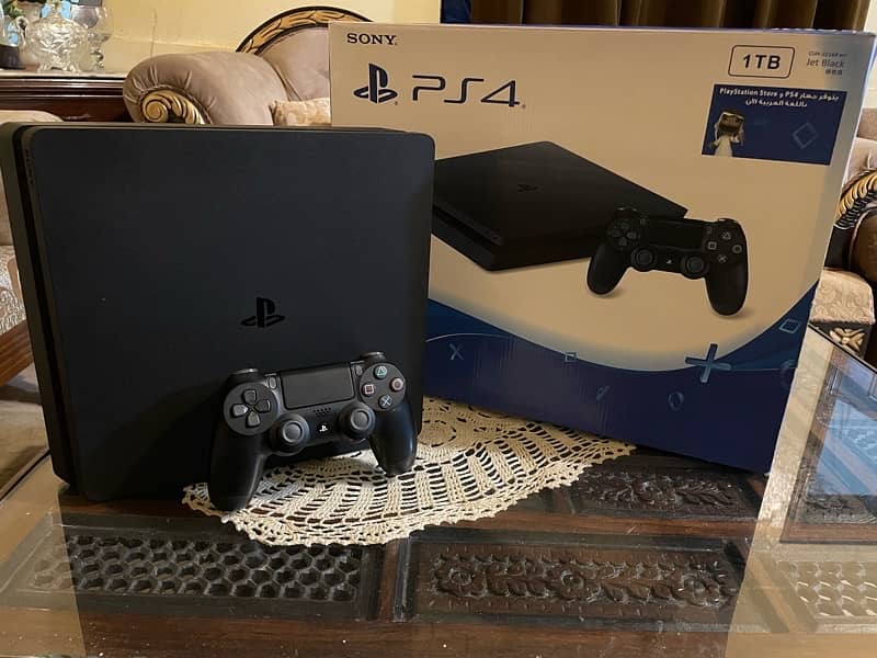 ps4 slim 1TB version with 2 CD and 1 remote 2