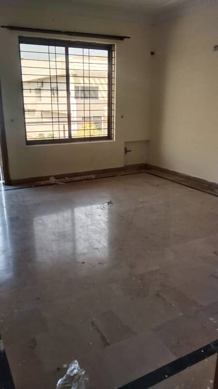 14marla 3beds DD TV lounge kitchen attached baths neat clean upper portion for rent in G 13 4 islamabad 11