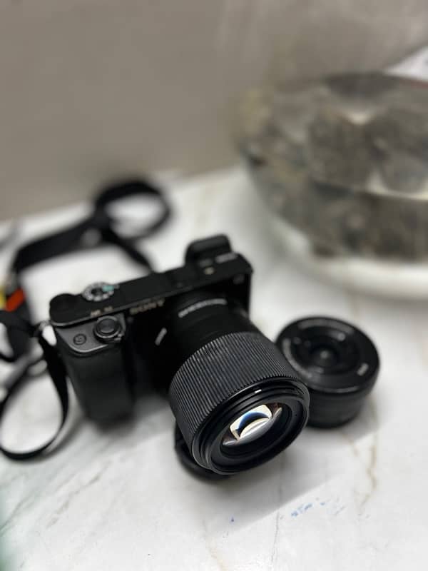 Sony a6300 kit lens and 30 mm lens 0