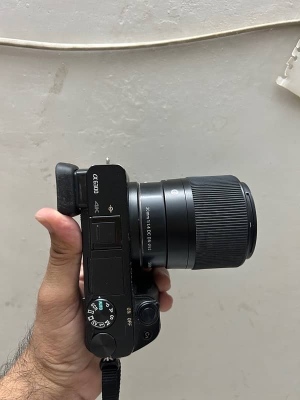 Sony a6300 kit lens and 30 mm lens 4