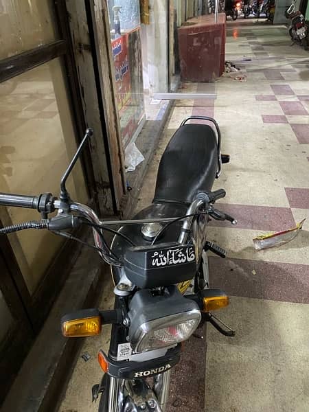 2020 ka stickers hay 2019 kay last month ke bike hay 4