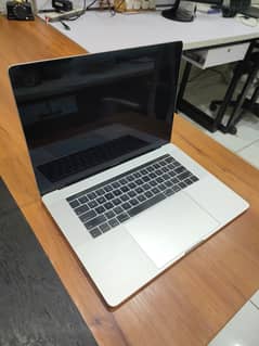 MacBook Pro 2018 15 inch, Core i7 2.6 GHz, 16 GB Ram, 512GB