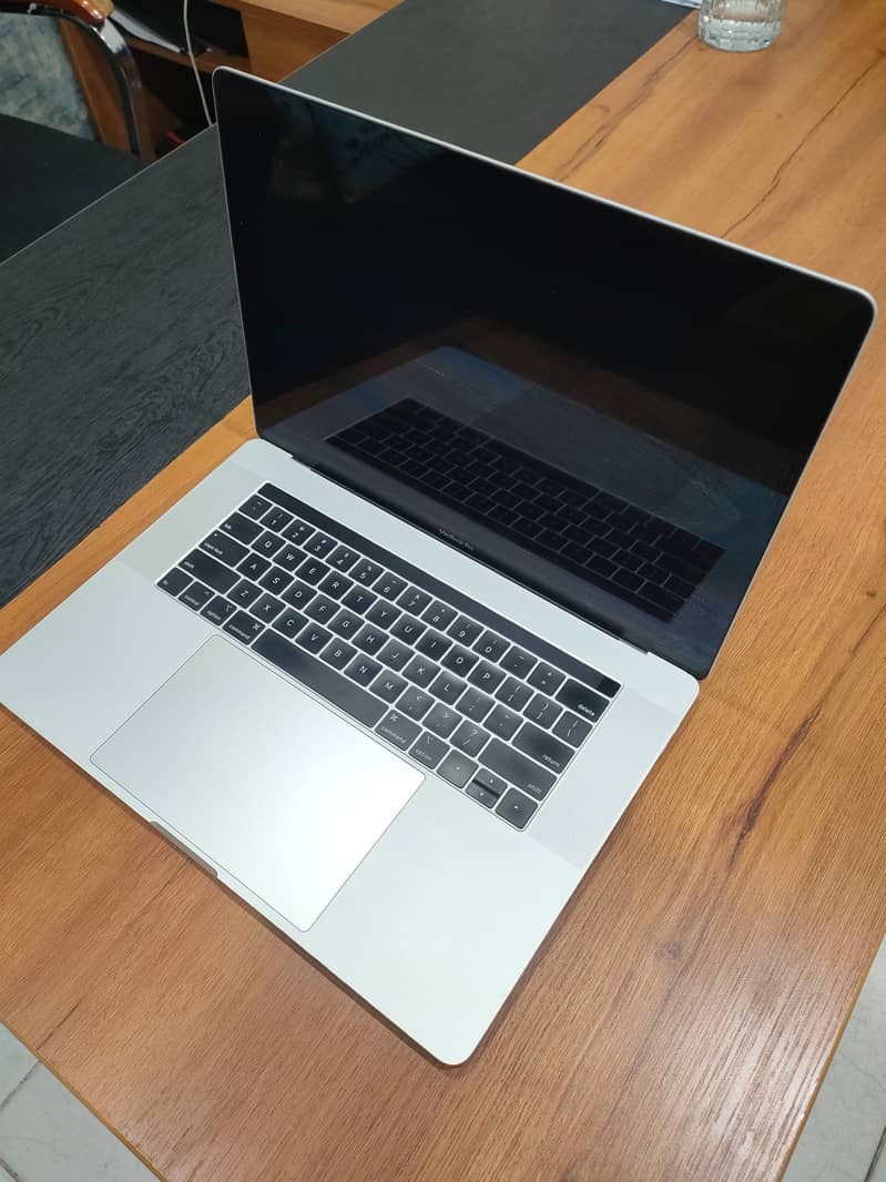 MacBook Pro 2018 15 inch, Core i7 2.6 GHz, 16 GB Ram, 512GB 1