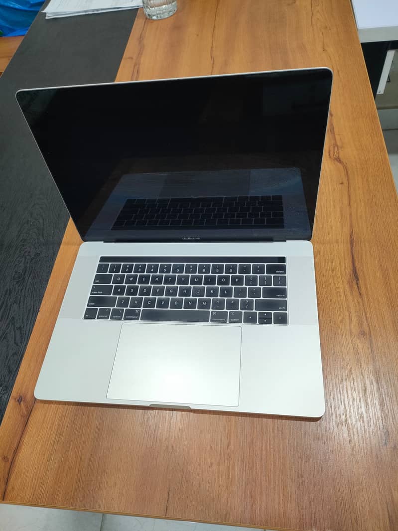 MacBook Pro 2018 15 inch, Core i7 2.6 GHz, 16 GB Ram, 512GB 2