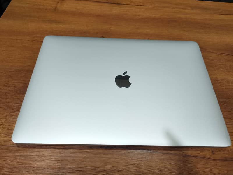 MacBook Pro 2018 15 inch, Core i7 2.6 GHz, 16 GB Ram, 512GB 3