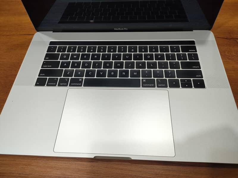 MacBook Pro 2018 15 inch, Core i7 2.6 GHz, 16 GB Ram, 512GB 4