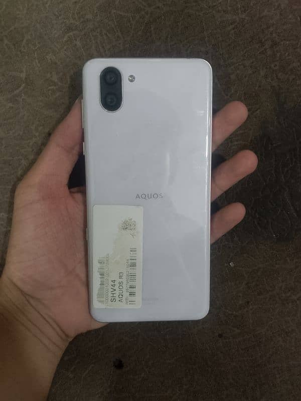 Aquos r3 5