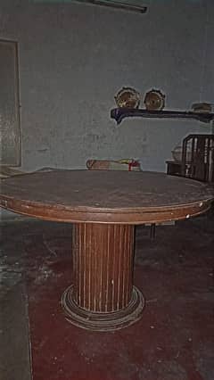 King size wooden round table (wood) (table)