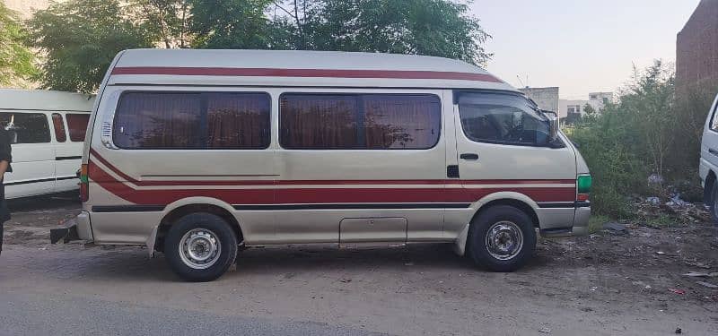 Toyota hiroof hiace 3