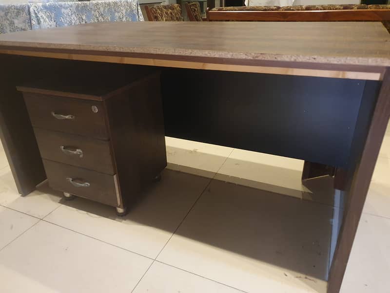 Office table wide in side with separate drawers 0