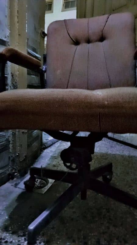 Sari Cheezein 7hazar hai ki Chair totally lohay ki hai carpet lakree 0