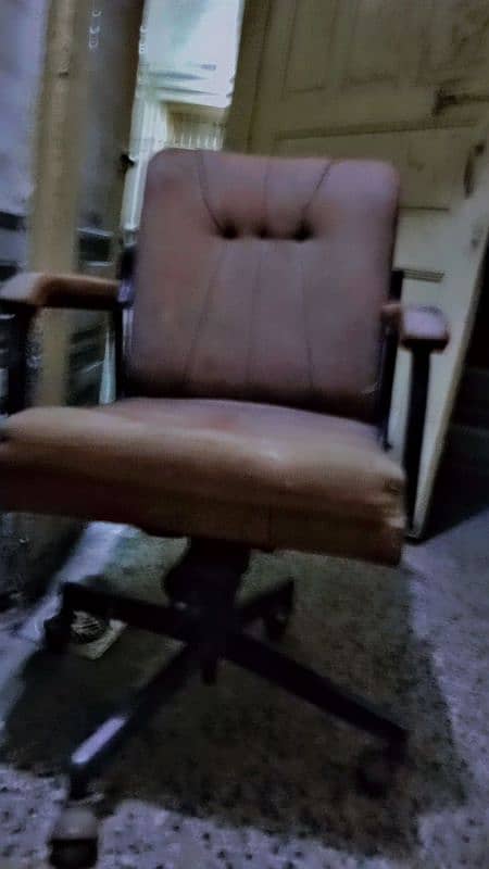 Sari Cheezein 7hazar hai ki Chair totally lohay ki hai carpet lakree 7