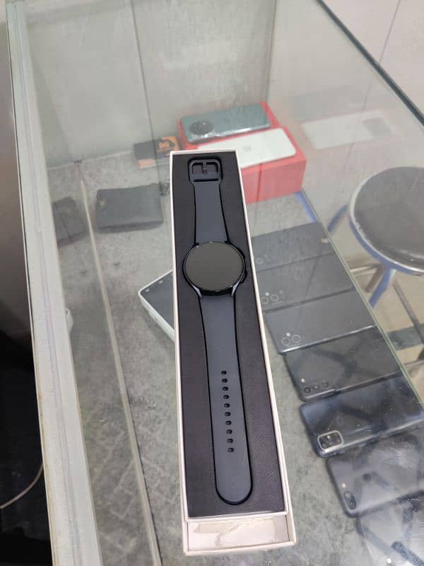 APPLE WATCH SERIES 8 & Samsung Watch 6 1