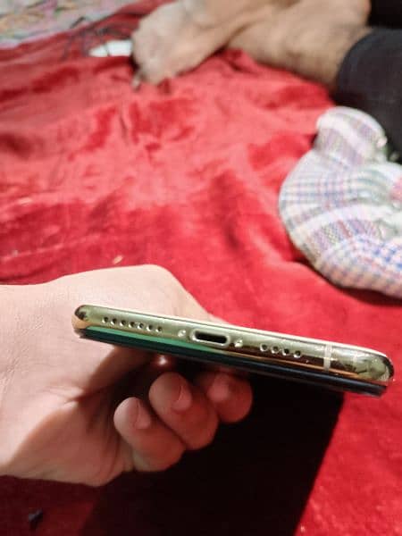 Iphone Xs max condition Use. 4