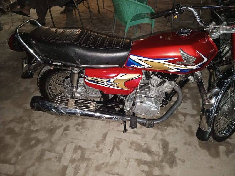 Bike Honda 125 Red colour condition 10 by 10 1