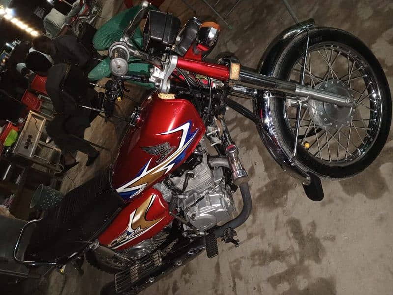 Bike Honda 125 Red colour condition 10 by 10 2