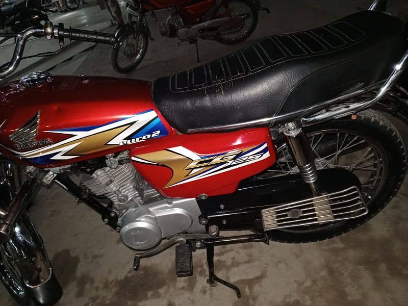 Bike Honda 125 Red colour condition 10 by 10 3