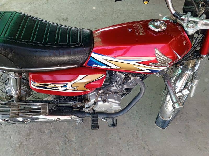 Bike Honda 125 Red colour condition 10 by 10 5