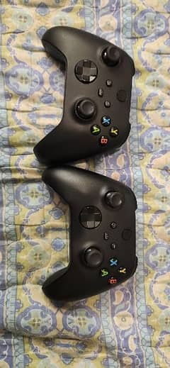 Selling 2 xbox series x controllers with type c and bluetooth