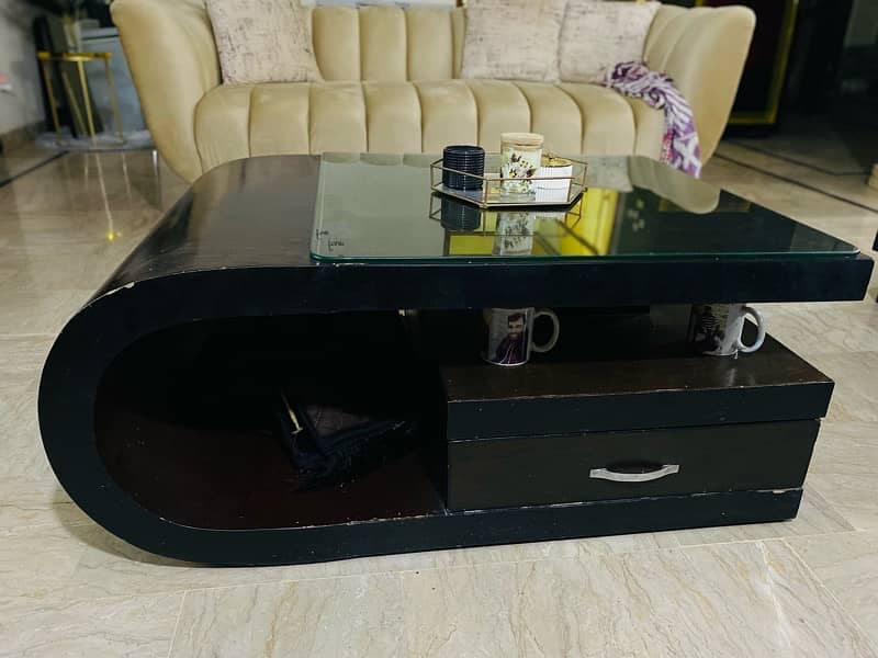 centre table with 8 ml glass 1