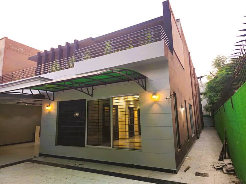 Beautiful 1 Kanal modern villa For Sale in Sui Gas Society Phase 1 3