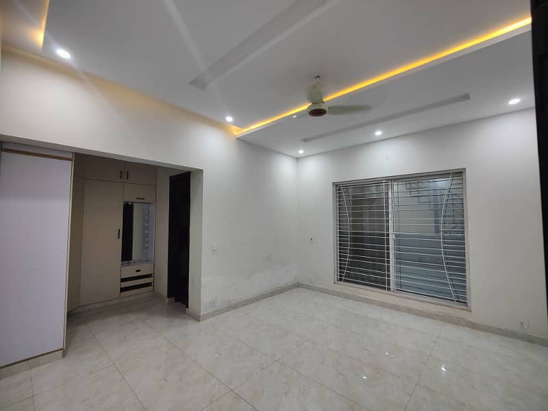 Beautiful Kanal Designer House For Rent 9