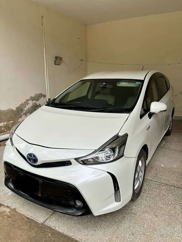 Toyota Prius Alpha 2015 1