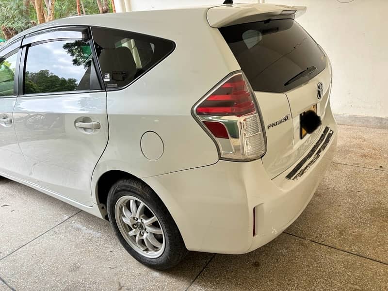 Toyota Prius Alpha 2015 4