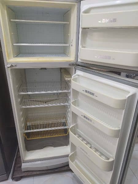 Dawlance Medium Size fridge 9