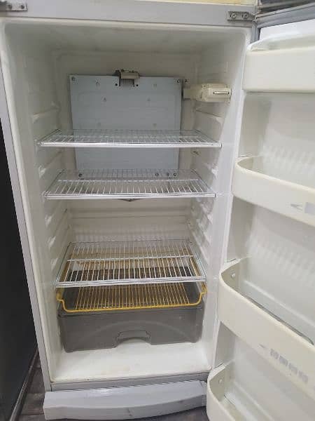 Dawlance Medium Size fridge 11