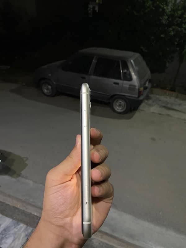 iPhone 11 White 4 months sim time 1