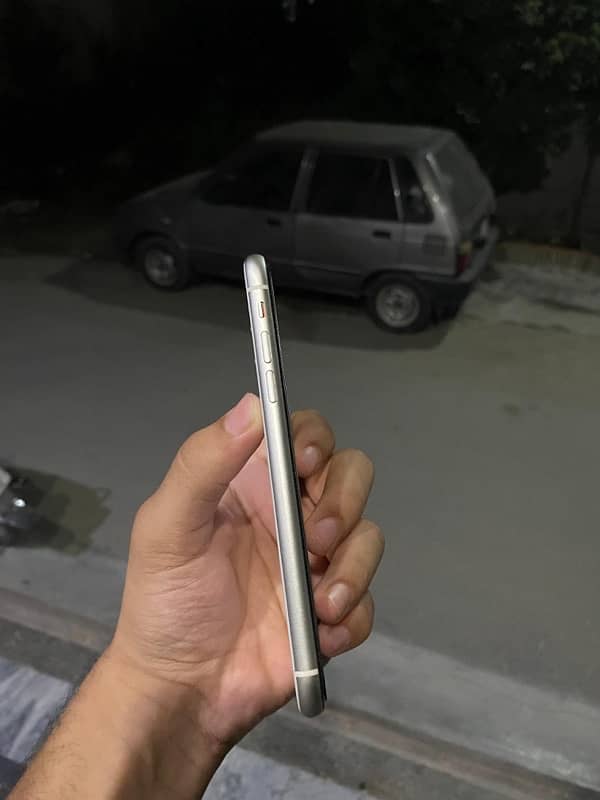 iPhone 11 White 4 months sim time 2