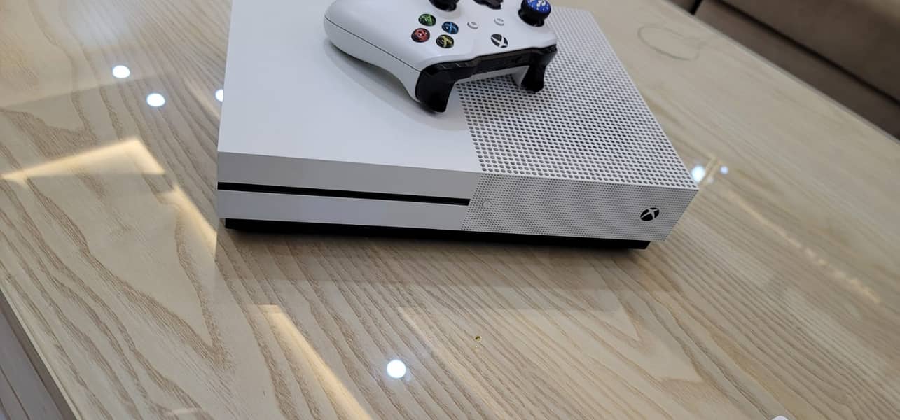 xbox One S 500 GB with box and all orignal accessories 3