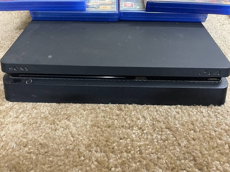 PS4 SLIM WITH BOX AND 2 CONTROLLER 0