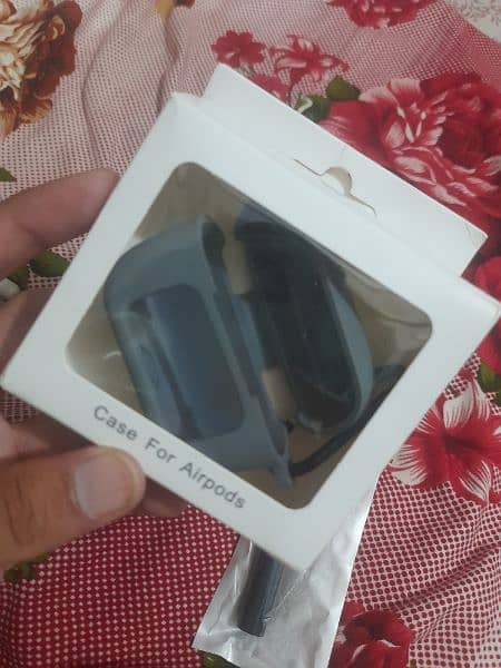 Display airpods with lanyard cleaning kit and cover 3