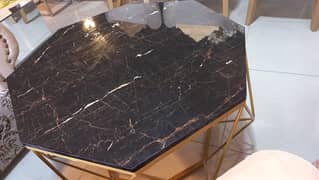 Classy Table in Black and Gold Marble Impression 0