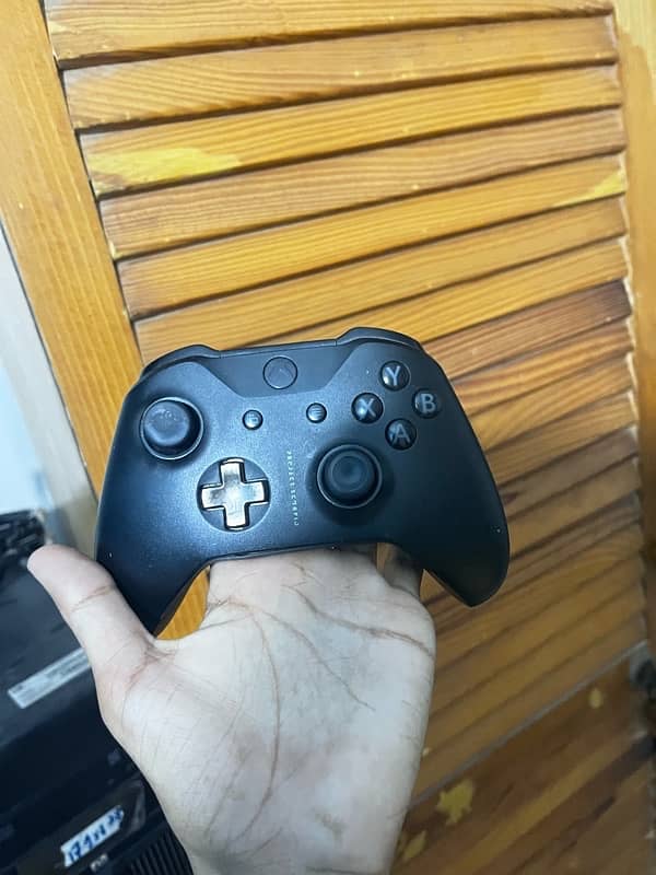 Xbox One With One Wireless Controller And GTA V CD 4