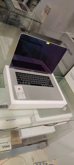 Apple MacBook Pro A1990 USA