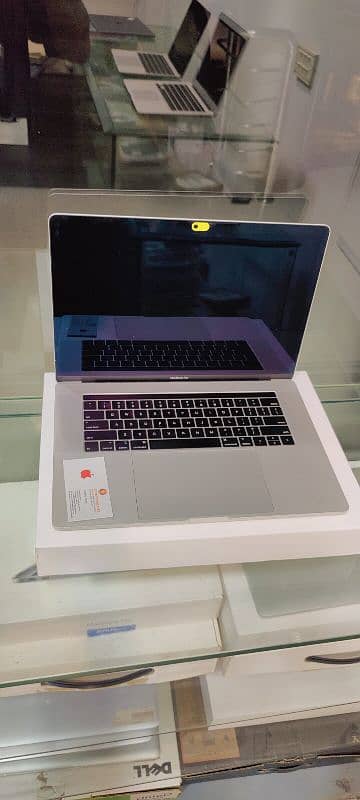 Apple MacBook Pro A1990 USA 1