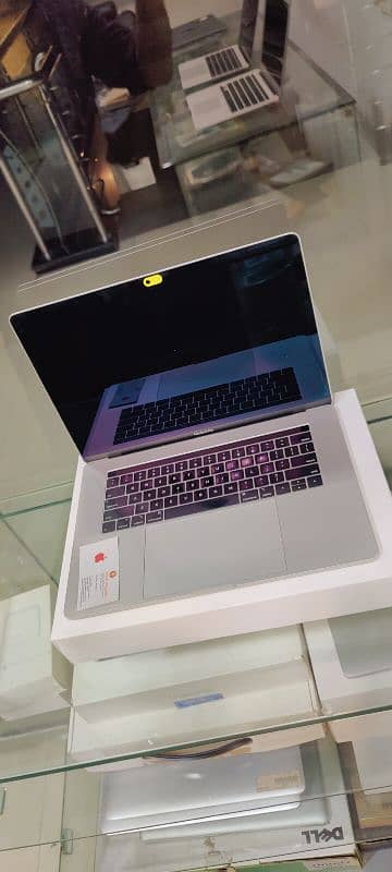 Apple MacBook Pro A1990 USA 2