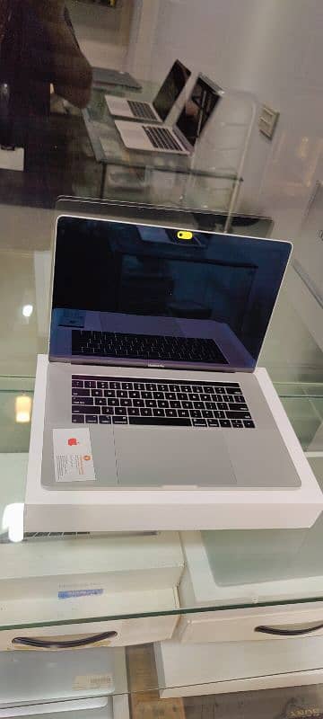 Apple MacBook Pro A1990 USA 3